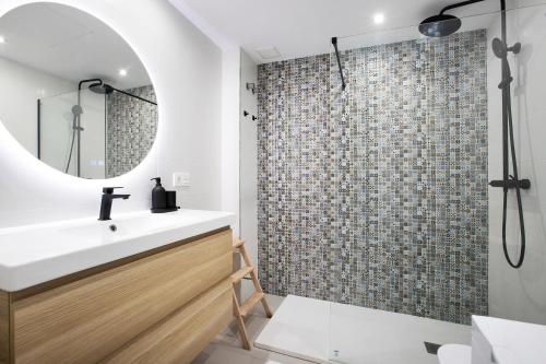 un baño con lavabo y ducha en Santa Clara, en Torremolinos