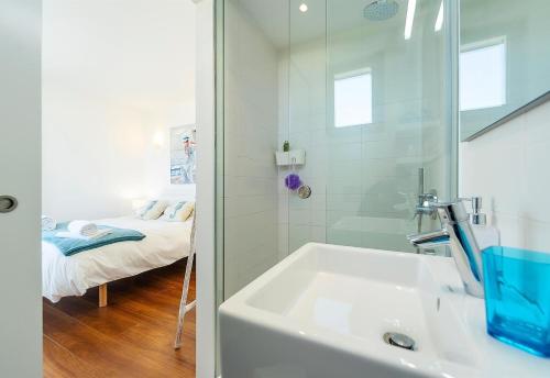 Koupelna v ubytování Modern House With Sea Views