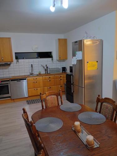 Η κουζίνα ή μικρή κουζίνα στο Ferienwohnung 2 Lakeland Åäng 6 Vislanda