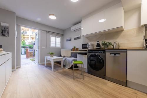Moderno, con acceso y Jardín Privado, Playa a 50 m