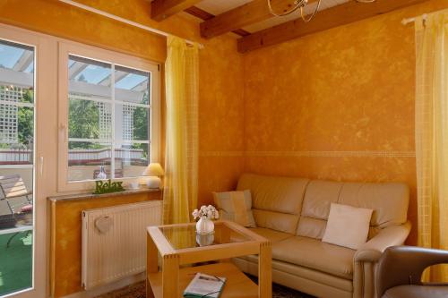 バーデンヴァイラーにあるFerienwohnung Schwalbennestのソファとテーブルのあるリビングルーム