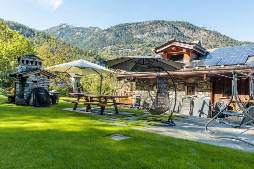 ein Haus mit einem Picknicktisch im Hof in der Unterkunft Chalet l'École intero chalet - Aosta valley in Auri Grande