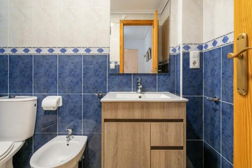 un bagno con un water e un lavandino di Bungalow 145 a Santa Pola