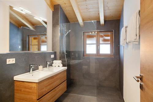 a bathroom with a sink and a shower at Ferienwohnung Bergenzian in Grainau