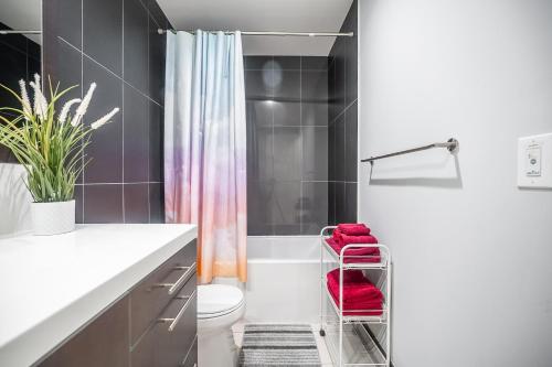 Koupelna v ubytování Luxury 2Bd 2BR Sheppard Metro Free parking
