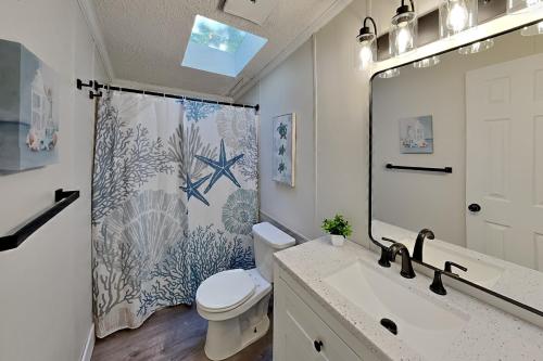 プットインベイにあるIsland Club #5のトイレとシャワーカーテン付きのバスルーム