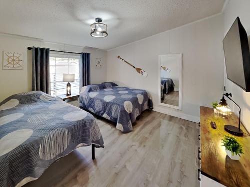 プットインベイにあるIsland Club #5のベッド2台とテレビのある寝室