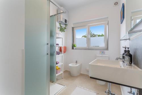 プエルト・デ・ラ・クルスにあるStudio Fantastico 2の洗面台とトイレを備えた白いバスルーム