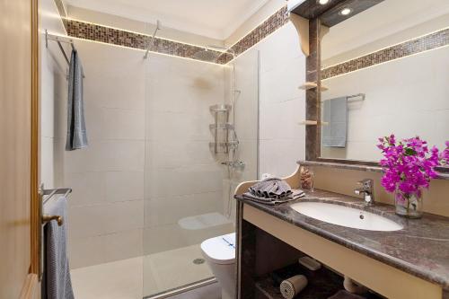 a bathroom with a sink and a toilet at Villa Mar in Teguise
