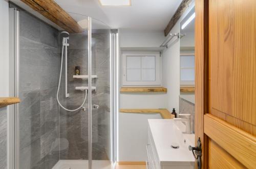 ein Badezimmer mit Dusche und Waschbecken in der Unterkunft Altes Höhlenführerhaus in Höhlenort Rübeland