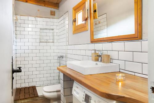 a bathroom with a sink and a toilet at Casa Rural Los Colorados in Vega de San Mateo