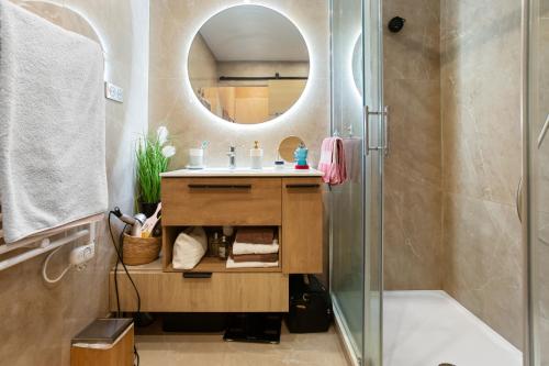 um banheiro com pia e chuveiro em Domaine de la Corniche em Saint-Raphaël