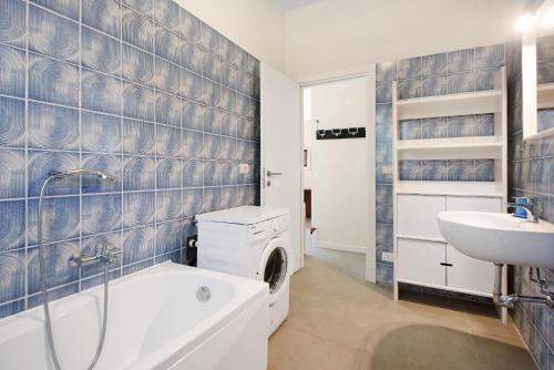 ボナッソーラにあるVilla Del Soleの洗濯機と洗面台を備えたバスルーム