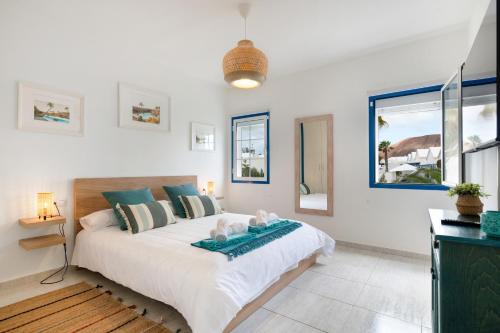 une chambre avec un lit avec deux ours en peluche dessus dans l'établissement Atlantic Soul, à Playa Blanca