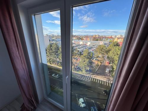 ein Fenster mit Blick auf eine Stadt in der Unterkunft Staywell University with underground parking in Suceava
