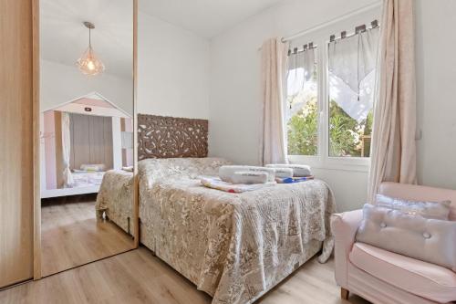 ein Schlafzimmer mit einem Bett und einem Spiegel in der Unterkunft Villa D'Amour - Golfe de St Tropez in Préconil