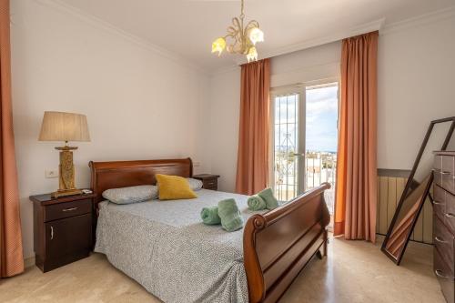 Un dormitorio con una cama y una ventana grande. en Casa Isabella luxury villa, en Nerja