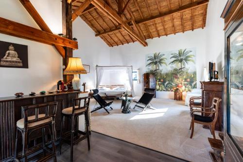 a living room with chairs and a table at Le Palmier Exotique - Bazas in Bazas