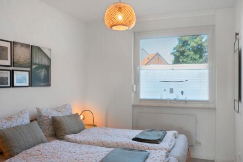 Una sala de estar con un sofá y una ventana. en Weitblick - in 5 min am Meer, en Wangerland