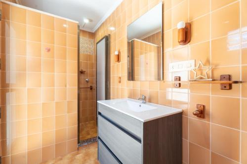 ein Badezimmer mit Waschbecken und Spiegel in der Unterkunft Ilusion in Olocau