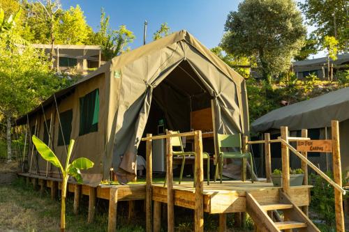 a tent is set up in a yard at Safari Glamping Portugal Penguin in Ventosa