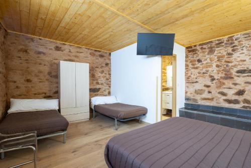 モンフォルテ・デ・レモスにあるCasa Balocoのベッドルーム(ベッド2台、テレビ付)