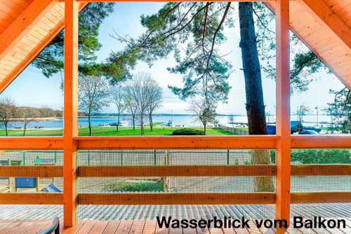 ドンプキにあるFH Romaniuk Nr 5の水面の見えるポーチ