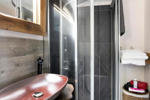 a bathroom with a copper sink and a shower at La rosa sul lago in Osiglia