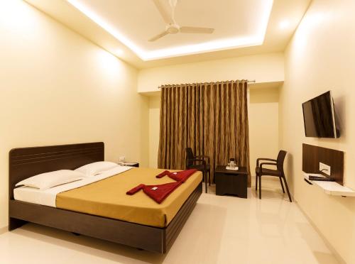 Ένα ή περισσότερα κρεβάτια σε δωμάτιο στο Hotel Galaxy Inn Kolhapur