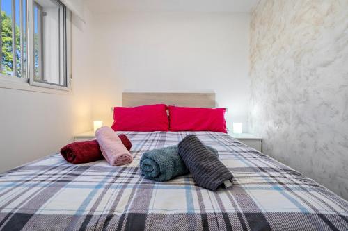 カラフェルにあるEscapada de ciudad al aire libreの枕が置かれたベッドのある寝室