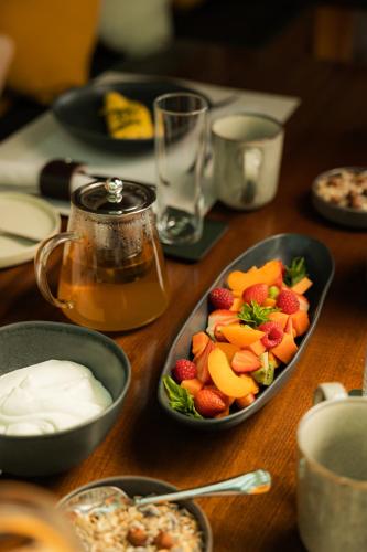 Ponta GarçaIdônea的一张木桌上摆放着盛有水果和蘸酱的碗。