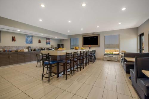 Μια τηλεόραση ή/και κέντρο ψυχαγωγίας στο Hotel 28 Boise Airport, an Ascend Collection Hotel