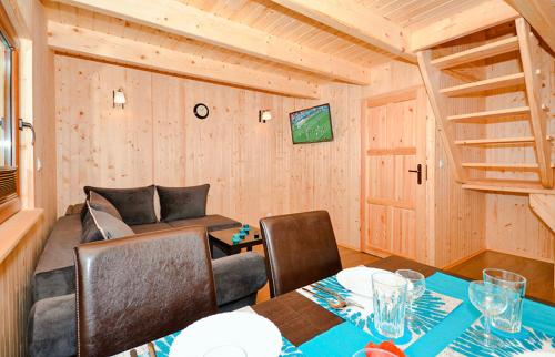 ドンプキにあるFH Romaniuk Nr4のダイニングルーム(テーブル、椅子付)