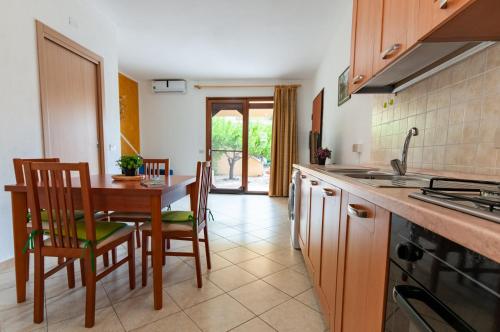 Een keuken of kitchenette bij Appartamenti Caletta sul mare