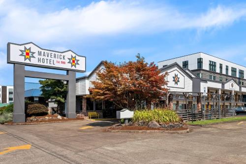 a building with a hotel sign in a parking lot at Maverick Hotel Eugene Near University, an Ascend Collection Hotel in Eugene