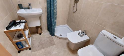 Un baño con un inodoro blanco y un lavabo. en Antina 12 en Santa Pola, en Santa Pola
