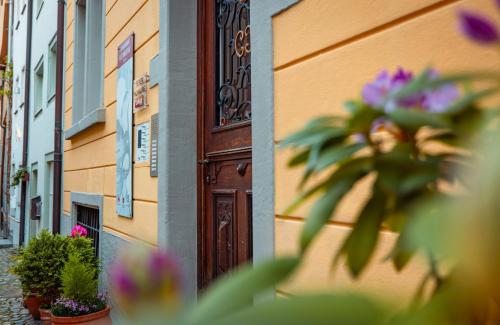 a building with a brown door and some flowers at Alte Konditorei in Lindau