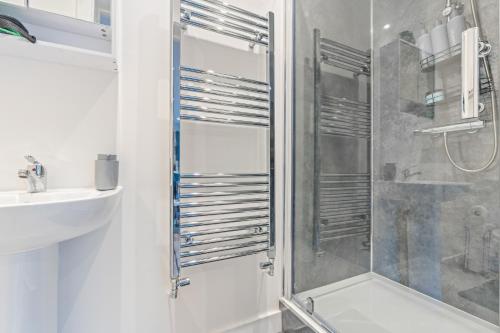 ノッティンガムにあるModern 2BR Central Apartment Sleeps 7 Walk to Shops & Arenaのシャワーと洗面台付きのバスルーム