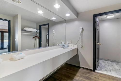 a bathroom with a sink and a large mirror at The Green Granite North Conway, an Ascend Collection Hotel in North Conway
