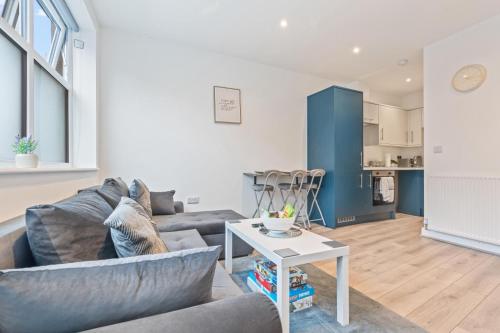 a living room with a couch and a table at Modern 2 Bedroom Apartment in City Centre Free Parking with Fast WiFi Near Arena in Nottingham