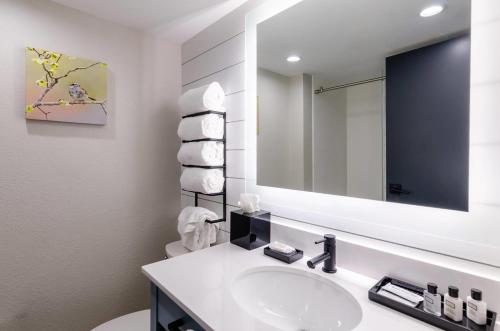 Graystone Lodge, an Ascend Collection Hotel — Bedroom
