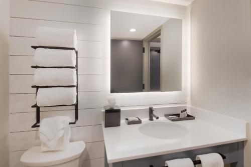 Graystone Lodge, an Ascend Collection Hotel — Bedroom