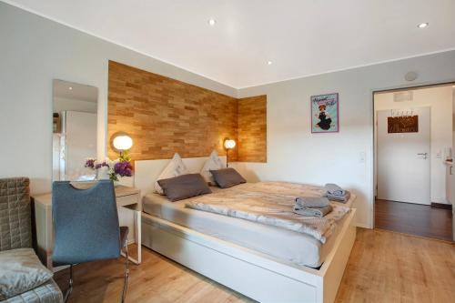 KüssabergにあるFerienappartement Magjarのベッドと机と椅子のある寝室