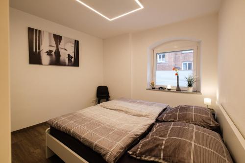 une chambre avec un lit et une fenêtre dans l'établissement Ulmer Stadtwohnung, à Ulm
