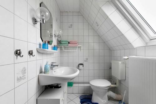 WinnertにあるFerienwohnung I Raupの洗面台とトイレを備えた白いバスルーム