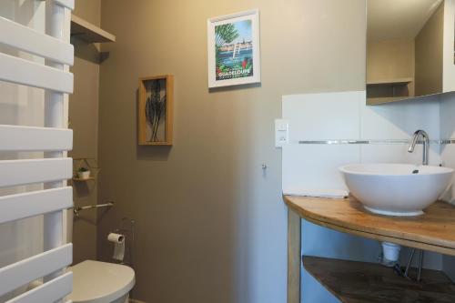 une salle de bain avec un lavabo et des toilettes dans l'établissement Joisalig, à Saint-Quay-Portrieux