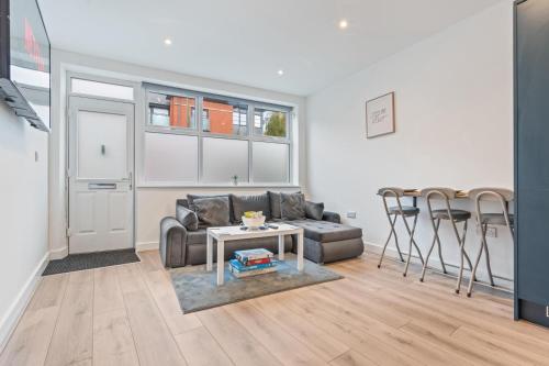 a living room with a couch and a table at Modern 2 Bedroom Apartment in City Centre Free Parking with Fast WiFi Near Arena in Nottingham