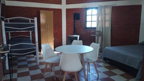 une chambre avec un lit, une table et des chaises dans l'établissement Departamento en Nono Descanso y aventura, à Nono