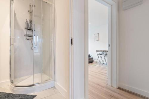 a glass shower in a room with a table at Modern 2 Bedroom Apt in City Centre Free Parking with Fast WiFi Near Arena in Nottingham