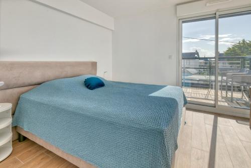 a bedroom with a bed and a large window at Appartement Port Lin proche Océan in Le Croisic